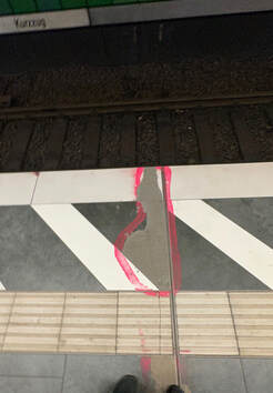 Picture Reparierte Löcher im Bahnsteigfussboden mit pinker Farbe markiert. Katrin Paul.