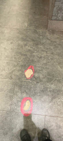 Picture Reparierte Löcher im Bahnsteigfussboden mit pinker Farbe markiert. Katrin Paul.
