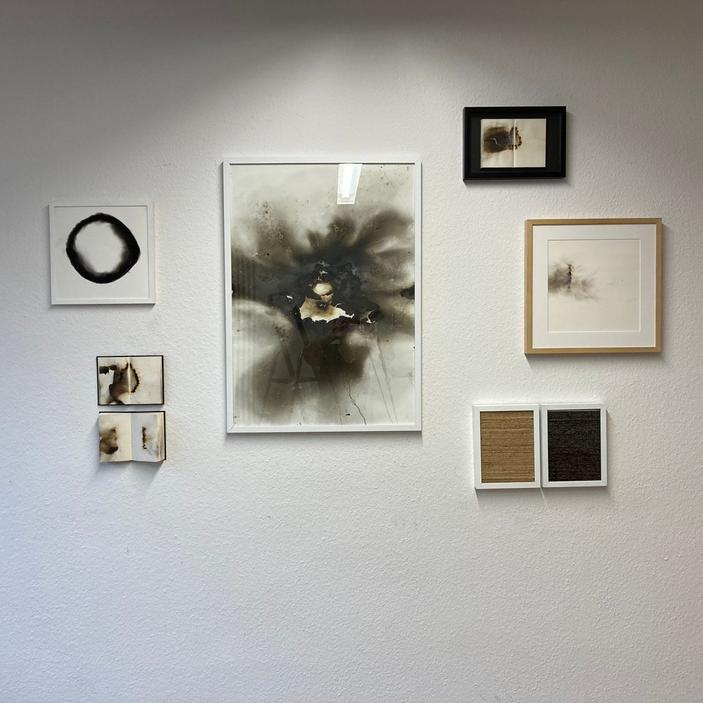 Schmauchspuren, Katrin Paul, Papierarbeiten mit Schwarzpulver, Ruß, Rauch, in der Galerie des Labors der KULTURZEITER*INNEN