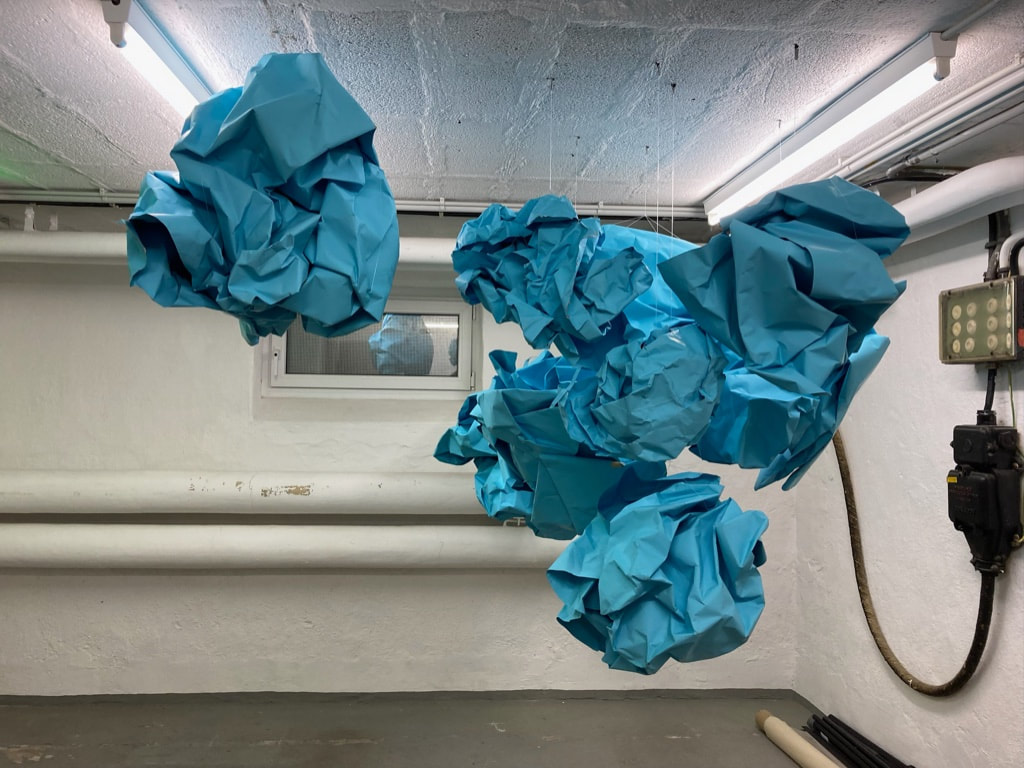 Kellergeraschel 2021, blaue Papierinstallation, Katrin Paul, im Keller des Labors der KULTURZEITER*INNEN