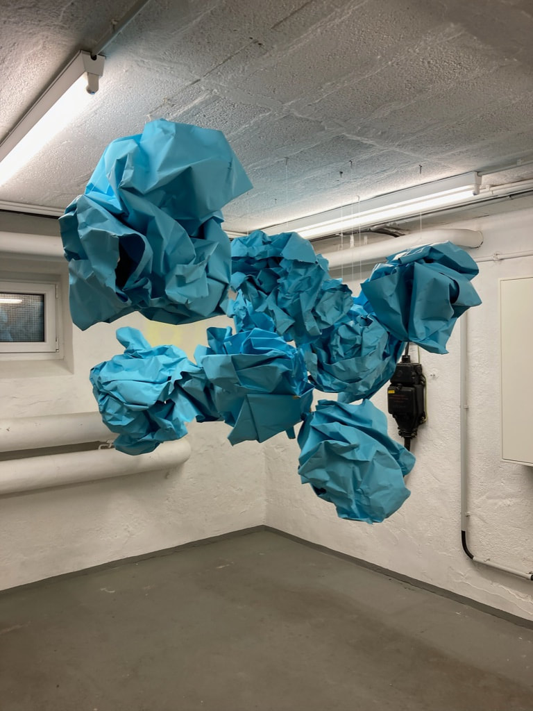 Kellergeraschel 2021, blaue Papierinstallation, Katrin Paul, im Keller des Labors der KULTURZEITER*INNEN