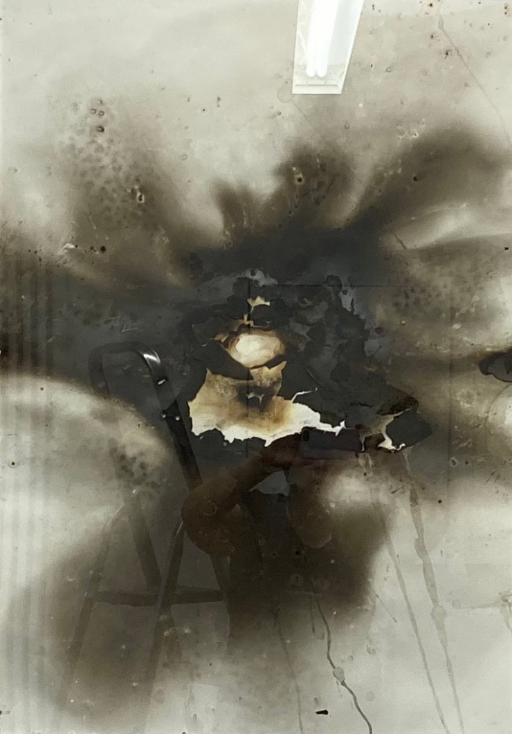Schmauchspuren, Katrin Paul, Papierarbeiten mit Schwarzpulver, Ruß, Rauch, in der Galerie des Labors der KULTURZEITER*INNEN